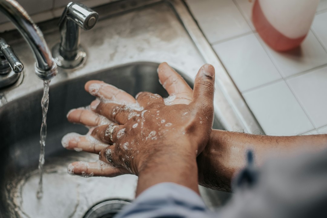 Mydlo funguje úplne inak, než si väčšina ľudí myslí. Otestuj sa z hygieny rúk a šírenia infekcií