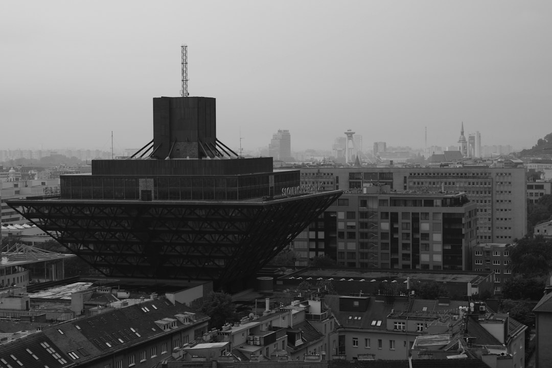 Panelák vidíš z okna denne, no jeho príbeh netušíš. Spoznáš modernú architektúru od Manderláka po Petržalku?