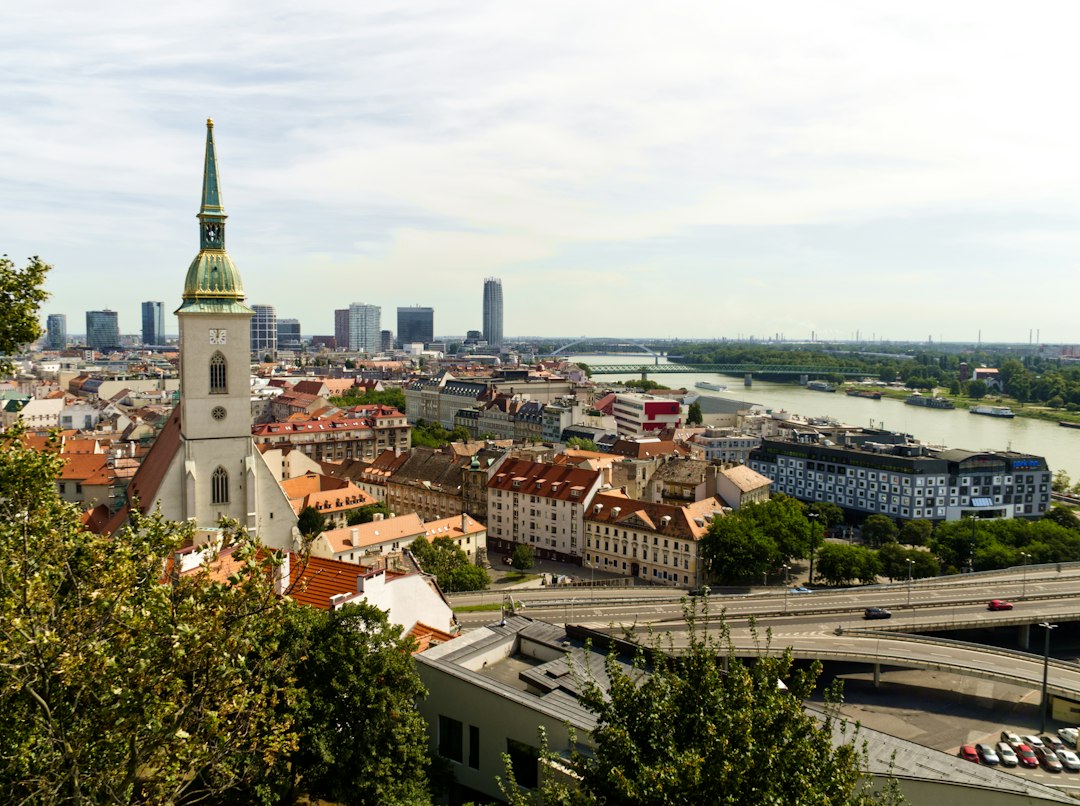 Myslíš si, že ústavu poznáš zo školy? Otestuj sa z fungovania nášho štátu a jeho inštitúcií