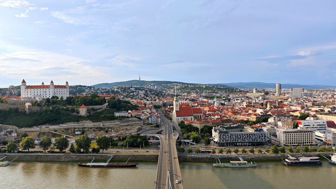 Na literatúre si polovicu diel iba prelistoval. Otestuj sa, ktorý slovenský autor napísal ktorú knihu