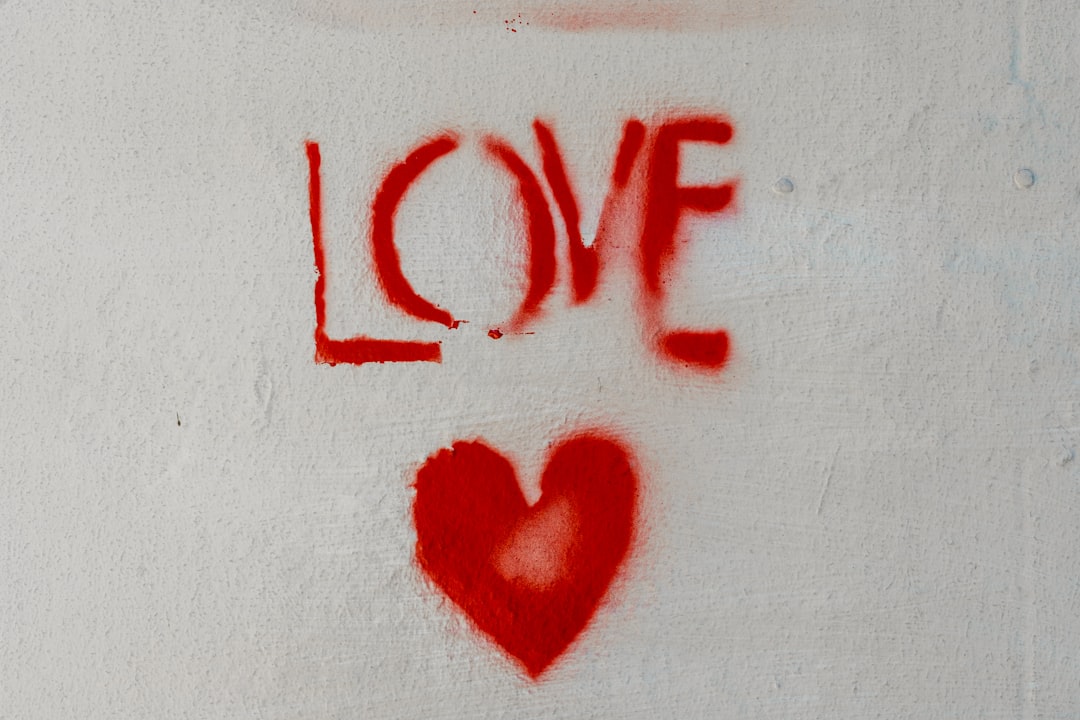 „Love bombing“ vs. zaľúbenie: rozoznáš rozdiel v 10 situáciách?
