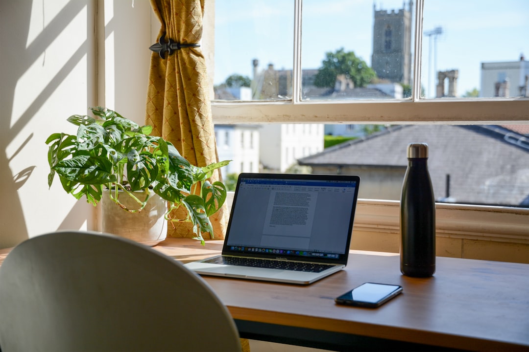 Chrbtica a home office: ergonomické mýty, ktoré držia a ktoré nie