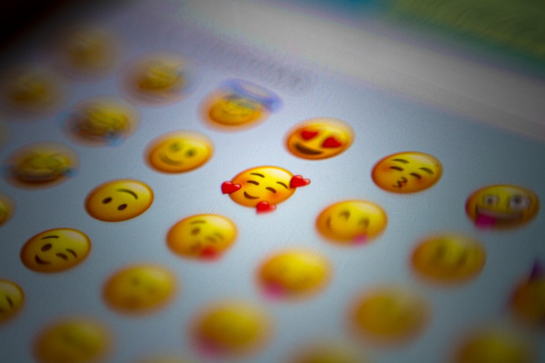 Emoji a interpunkcia v profesionálnej komunikácii: kde je to už veľa?