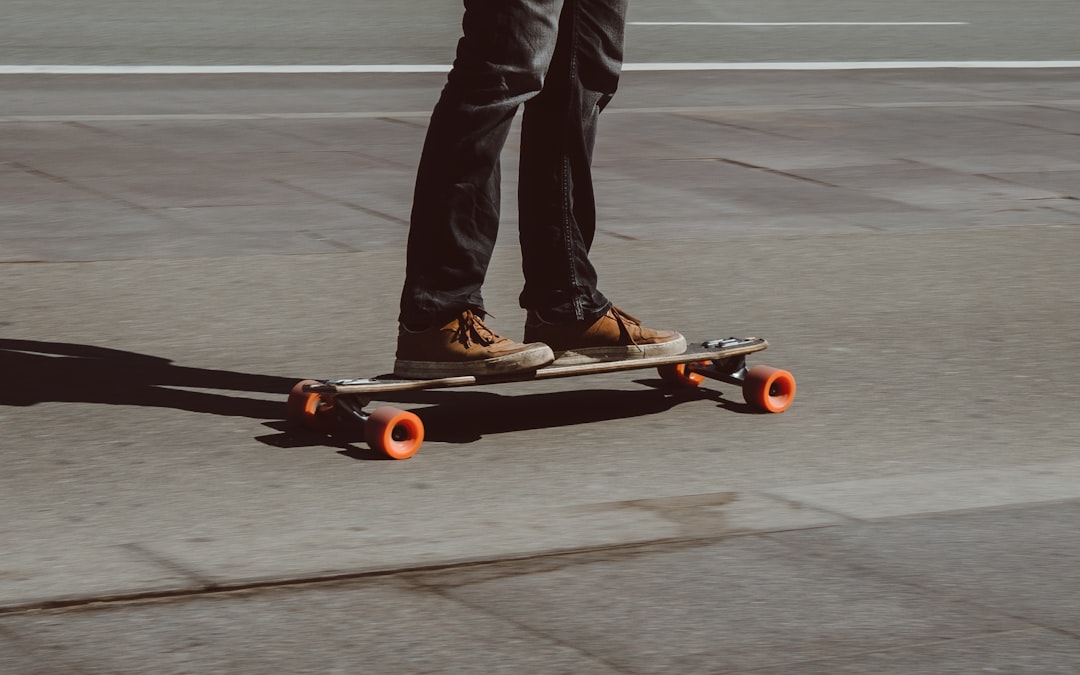 Skateboard a longboard: štýly jazdy, triky a mestská kultúra