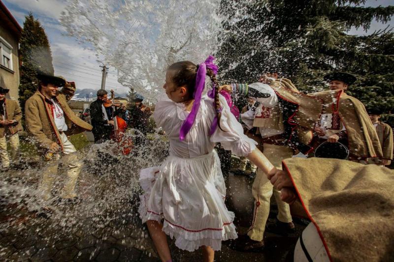 Slovenské zvyky počas roka: fašiangy, dožinky, vinobranie v kvíze